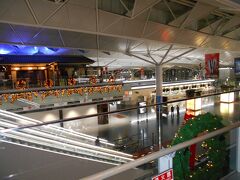 上からの様子です。お店は一切やっておらず。外にも出られません。ということで、制限エリアへ。