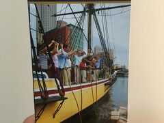 ちなみに、参考ですが、ボストン茶会事件っていう有名な歴史上の出来事あるじゃないですか。
植民地時代のアメリカで、イギリスへの反発として、イギリスから来た紅茶箱を海に投げ捨てたという、アメリカ独立への動きを強めたあの事件です。

それの記念館がボストンにあって、なんと、紅茶箱みたいなオブジェを実際に海に投げ捨てることができるというのがウリなんだとか。

今回は時間がなくて行けなかったけど、ストレス解消になりそうなスポットですね。
