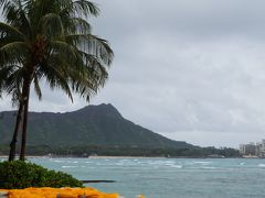 朝ごはんの後、シェラトンワイキキを散歩します。
プールから望むダイヤモンドヘッド。いつもならテンション上がるこの景色も、どんより曇り空です。