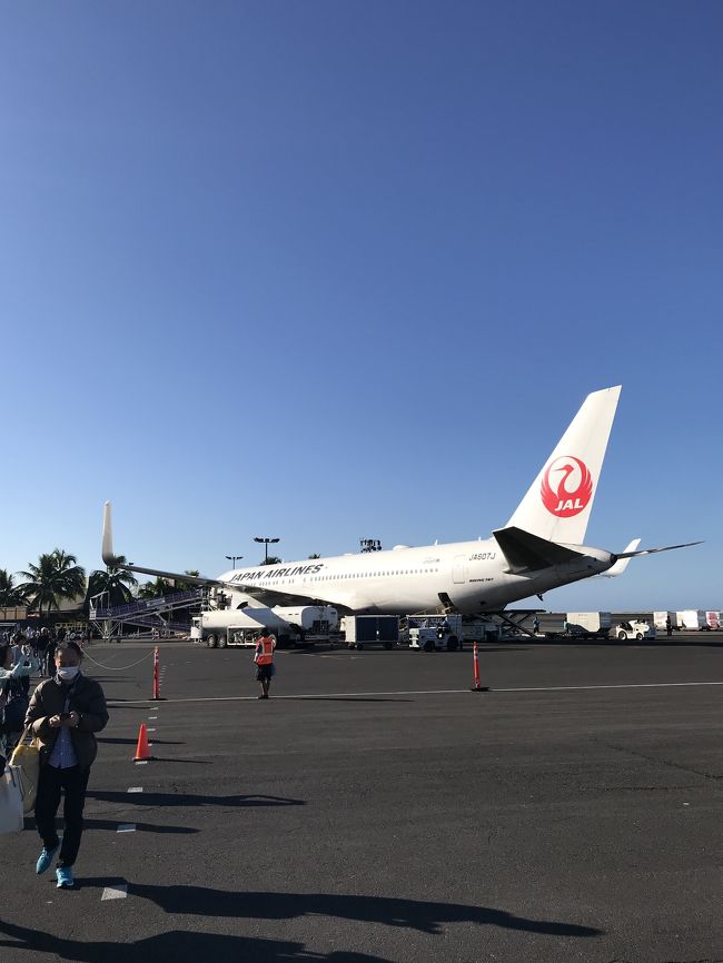 飛行機の真横を通って、いざ入国です