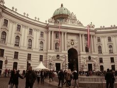 カフェで結構長居をしたあと
昨日行けなかった
【Hofburg／王宮】へ。
ハプスブルグ家の歴史を刻む王宮で
エリザベート妃；シシィの暮らしを見学。

入館料は13.9ユーロ