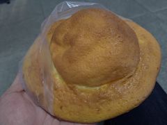 帽子パン（153円）。
高知駅構内のパン屋さんで買いました。
高知のご当地パンらしいです。