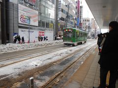 クーポンを使ってお会計（ラーメン×3と餃子×1）をして次もクーポンを使うべく目的地まで電車と市電で移動します。

札幌駅から大通まで地下鉄で、その後市電に乗り換えて藻岩山のロープウェイ乗り場まで向かいます。