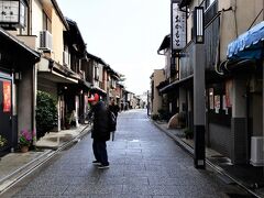 まずは腹ごしらえをするために上七軒でお店を探します。