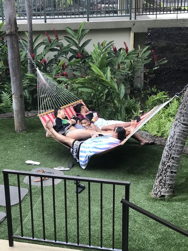 ホテルのハンモックで<br />仲良し家族 笑笑