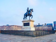 ポンヌフ Pont Neuf にたつアンリ4世騎馬像。周りの柵には沢山の南京錠が下がっています。