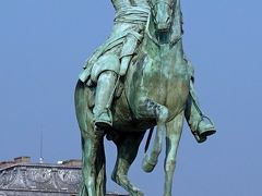 ヴェルサイユ宮殿前ではルイ14世騎馬像がお出迎え
Louis XIV statue, Palace of Versailles