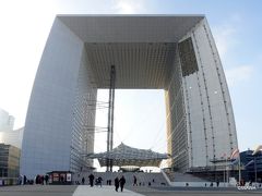 １５分ほどでラ・デファンス駅に到着
かつて新凱旋門とも呼ばれていたグランダルシュ　Grande Arche de la Défense