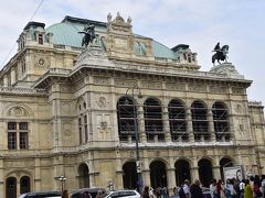 ウィーン国立歌劇場（ウィーン シュターツオーパー）

今夜はここでオペラを鑑賞します。
ウィーンに来るのは５年ぶりですが、前回は８月で、オペラシーズンではなかったので、実に１０年振りです。