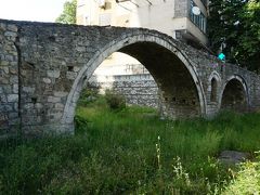 少し歩いていくとオスマン朝時代に架けられたタバカヴェ橋に出る。
