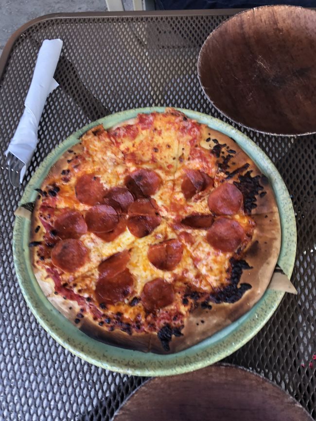 プールサイドでのランチ<br />アメリカらしいピザです 笑笑