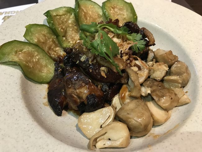 ローストダックのタマリンドソース。この旅ですっかり甘酸っぱいソースのファンになりました。