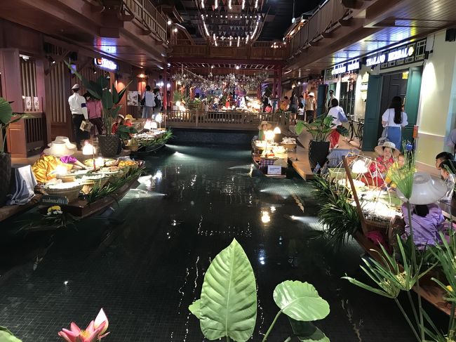 水上マーケットを模した水路と船。売り子さんが船の上で軽食やスイーツを売ってます。