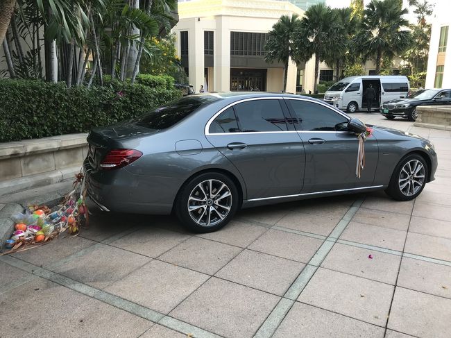 結婚式が何組かありました。最近は新郎新婦用の送り出し車が引っ張るのは缶ではなくカラーボールなんですね。