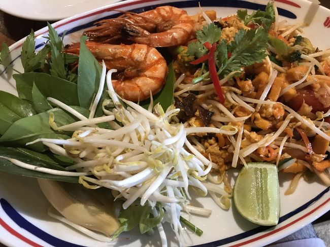 朝たらふく食べたので麺無しのパッタイに。香草、ニラ、バナナの花芽などが脇に添えられています。バナナの花を食べたら固くて苦い。店員さんから「飾りだから食べなくていい」的なことを言われ少し恥ずかしい。