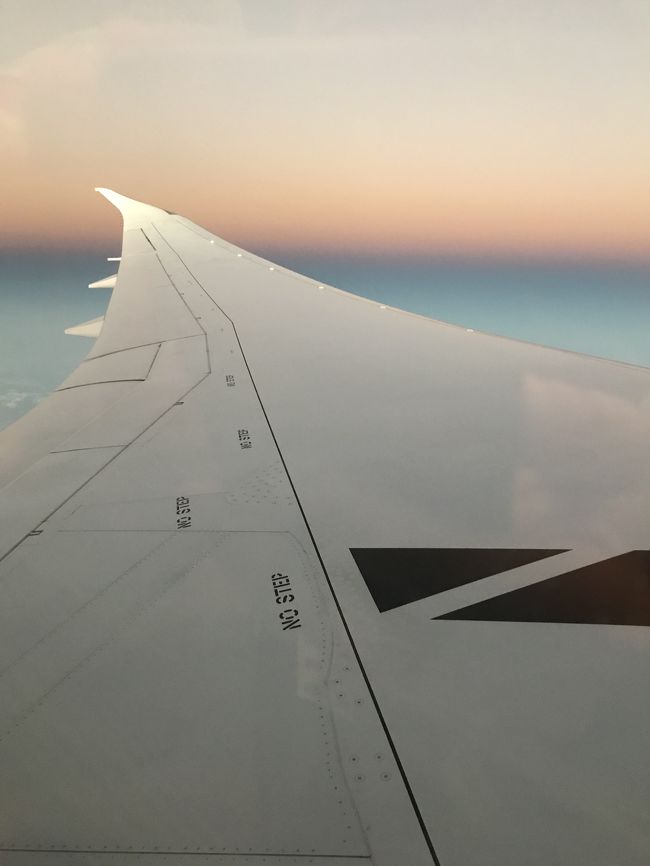 夜から朝の境目は綺麗なグラデーション。旅の終わり。次はどこに行こうか、考えるのもまた楽しみ。