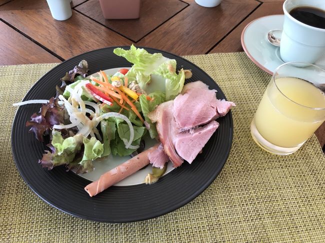 こちらのほうが料理の種類が豊富。別料金ですが朝からスパークリングワインが置いてあり忍耐力を試されます。サラダ、モルタデッラ、塊からカットしてくれる自家製ハム（これ激ウマでした）。