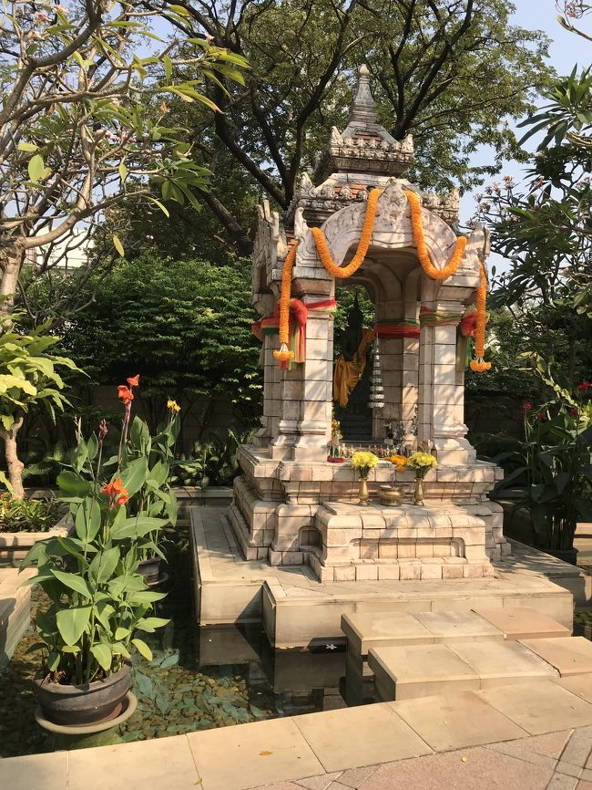 近場散策に出かけます。ホテルの敷地内には祠がありお供え物の新しさから信仰の深さがうかがえます。