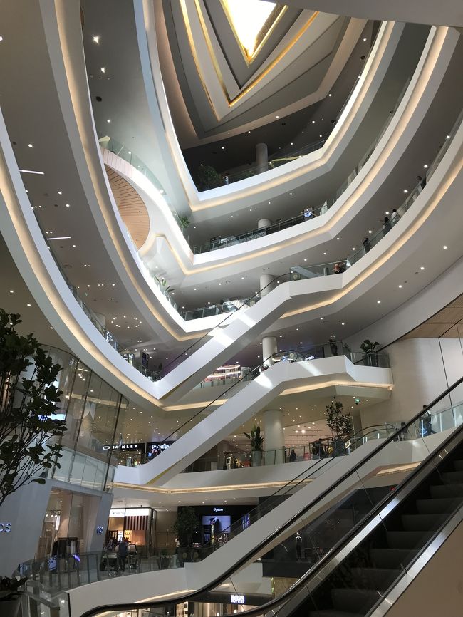 天井が高く吹き抜けも多用され高級感のあるデザイン。かなり広いのでゴルフ場みたいに移動用のカートがフロアを走行しています。