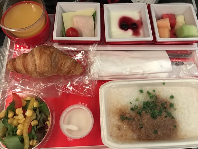 帰りのJAL便の到着前の朝食。よくあるおかゆとクロワッサン…最大公約数なんでしょう。