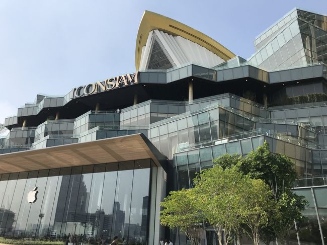 ペニンシュラホテルからすぐ北側に新たな大型ショッピングモールのアイコンサイアムが2018年11月にオープン。高級ブランドショップに高島屋、バンコク初のアップルストアから水上マーケットを模した屋内施設など様々なジャンルの店がたくさんありました。