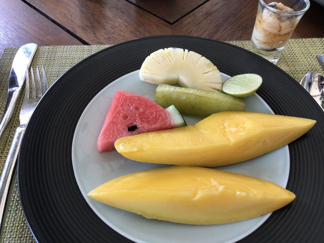 マンゴー食べ納めです。やっぱり美味しい。ナイフフォークで食べるのもすっかり慣れました。