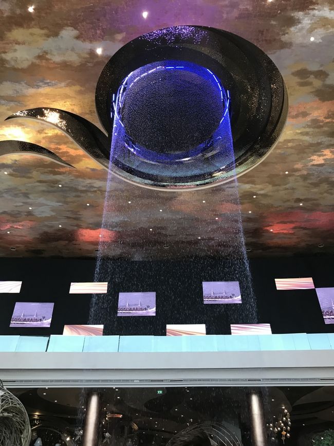 天井から流れ落ちる滝。まるでUFOにさらわれる気分。