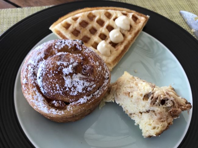 デニッシュ、ワッフル、パンプディング。朝に甘ものとコーヒーって自宅ではなかなかやらないけど旅行中はありです。