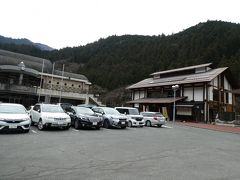 大滝温泉遊遊館に戻ってきました。
例年より道が歩きやすくでも残念ながら氷柱の規模が小さくなってしまったので滞在時間も短かったらしく
こちらに到着したのはいつもより早かったです。

早めにスタートした方の中には、温泉でひと風呂浴びました＆一杯飲みましたって感じのおじ様たちがいらっしゃってちょっとうらやましかったのですが
受付最終の時刻で参加した私にはさすがに温泉に入るほどの時間の余裕はなかったです。

