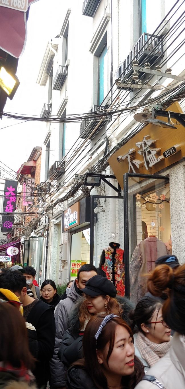 狭い路地が入り組んで、移動が大変<br /><br />電線もすごいことになっています