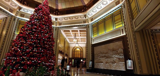 途中、ピースホテルに寄り<br /><br />トイレ休憩とすばらしい空間を堪能。<br /><br />右奥に見える壁の彫刻は、それほど遠くない昔の外灘。<br /><br />上海のスピードは速い。<br /><br />そして今も開発が進んでる。