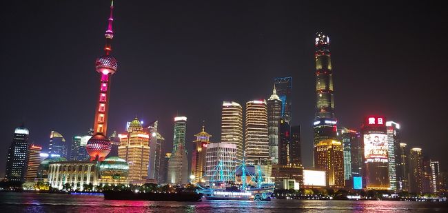 そしてド定番の構図。<br /><br />外灘の夜景。<br /><br />LGのフラッグシップスマホ G7 thinQ のカメラ性能に驚き！<br /><br />きれいに取れてるじゃない！<br /><br /><br />こういうのを見ると、なんだかんだ言うけど、中国ってすごいなと<br /><br />思っちゃいますね。<br /><br /><br />加油！の一言でみんな同じ方向に進む中国人。<br />日本負けちゃうぜ。がんばろう日本！