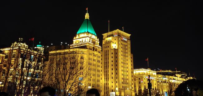 外灘の夜景に背を向け、右側にある建物。<br /><br />屋根の緑が印象的。