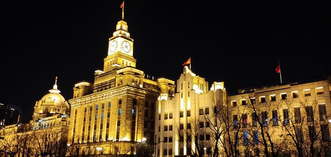 外灘の夜景に背を向け、左側にある建物。<br /><br />右も左も、電球色のライトアップ。<br /><br /><br />過去、現在、<br /><br />そして未来（バルセロナ）に向け、眼に焼き付けました～