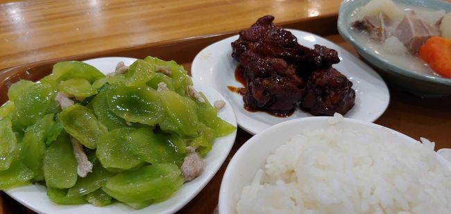 こちら。<br /><br />スープらしいもの（右）と、鳥照り煮、緑色の怪しい炒め物（左）<br /><br />後で分かりましたが、左のは生のザーザイでした。<br /><br />（日本帰ってから、中国人経営の羊肉専門店にて）<br /><br /><br />これが、超絶好吃でした。<br /><br /><br />日本でも食べたい。。