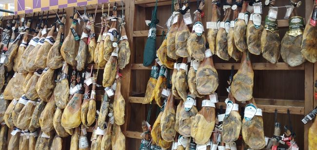 はい。<br /><br />えーと、バルセロナ着きました。<br /><br /><br />機内爆睡　＆　早速ホテル近くのスーパーへ。<br /><br /><br />生ハムがずら～り<br /><br /><br />すげーーー。