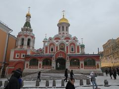 ヴァスクレセンスキー門を入るとすぐ左手に建っているのがカザンの聖母聖堂です。