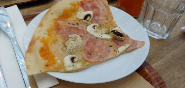 お腹空いたので、ランチ。<br /><br />相方のパスタ写真撮り忘れ～。すまん。<br /><br /><br />何の変哲もないピザに見えますがあーた。<br /><br />チーズが旨すぎます。<br /><br /><br />ちょっとお買い物し、ホテルに戻りバタンキュー。<br /><br /><br />翌日から頑張ります！！