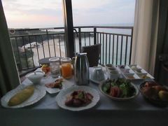 １月２５日午前７時。この時期の沖縄の外はまだ明るくなりきっていません。
ホテル日航アリビラで頂くルームサービスの朝食。

