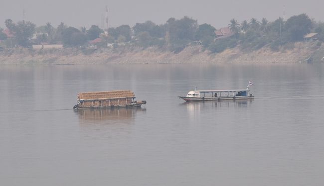 川を眺めていると、小さな客船と荷物船が、ゆっくりと交差していきました。我々外国人は、橋を渡って入国手続きをしますが、地元の人はフェリーが使える様です。ノンカーイの名前に合いそうだったので、写真を撮りました。