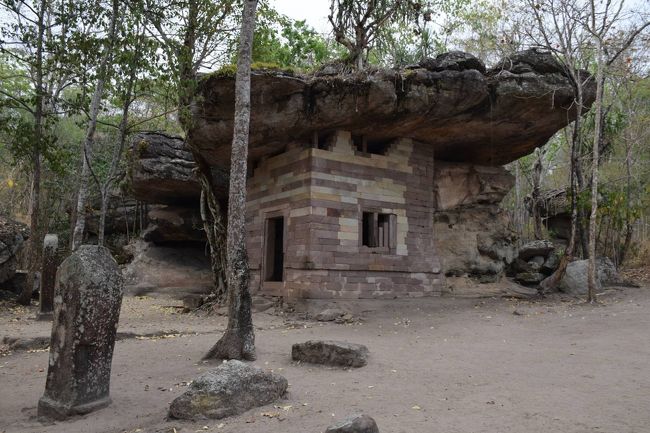 5分ほど歩くと、最初の遺跡？が出てきます。どう見ても、最近の建物に見えますが、「Wat Louk Khoei」なるお寺でした。修復されているのでしっかりしていますが、平たい岩の下に日干しレンガを置いた、避難場所の様です。9世紀ー19世紀とあったので、修復しながら原型を保ってきたのだろうと思います。