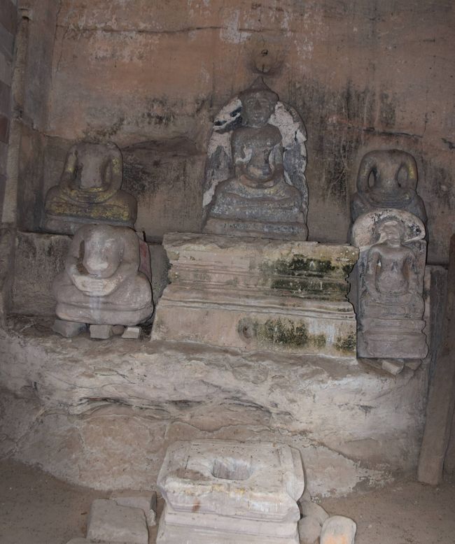 中には、頭の無い仏像が有りました。ヒンズー教では、仏像の頭を取ってしまうので、そんな戦いの時の物でしょうか。首の無い仏像は、タイのあちこちの遺跡で見られます。