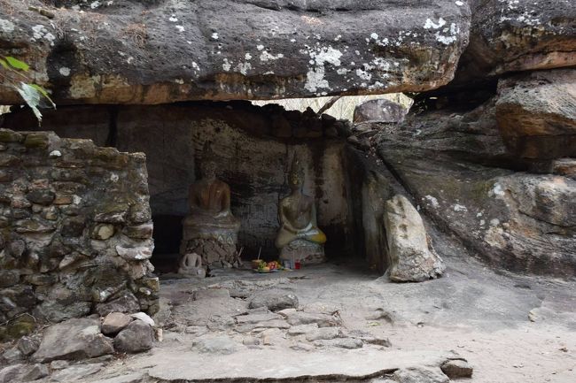 「Wat Porta」という寺ですが、ただの岩屋に見えます。岩の下には、仏像が有りましたが、近代に誰かが置いたのでしょう。