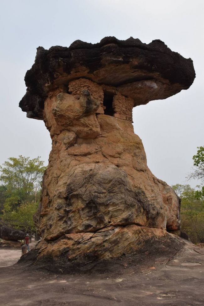 「U-saの塔」と呼ばれる1000年以上前の造りで、中には一つの扉があるそうです。プレートには、仏教の修道士が瞑想や儀式に使ったと有りましたが、言い伝えの類ではないかと思います。この暑い山頂で何をしていたのか、後に見る壁画を考えると、狩の見張り小屋説も当たりかなと思えました。