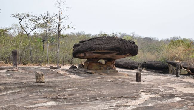 しかし、暑くなってきました。直射日光に照らされた岩肌は、すでに30℃を越えて、体感温度は35℃くらいでクラクラします。これは、リンガっぽい石塔で囲まれた奇岩です。リンガならばヒンズー教の影響がある遺跡ですが、レリーフもありません。しかし、固い岩に正方形の穴が掘られていて、しっかり埋め込まれていました。どうやって、岩を掘ったのか、見落としていた疑問です。