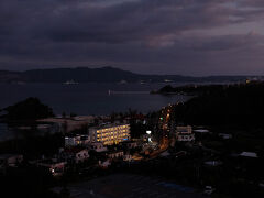 2018年12月20日、06:45、起床。
日の出が遅い沖縄、夜明け前の名護湾を眺めます。