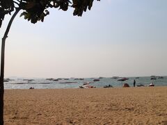 パラソル営業無い日のパタヤビーチ....スッキリしてて奇麗です