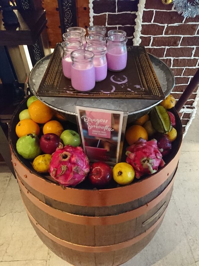 まずは「Fairmont Sanur Beach Bali」の朝食です。種類も多く、味もとても美味しかったです。<br /><br />日替わりのスムージー。この日はドラゴンフルーツのスムージーでした。