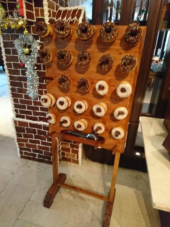 「Fairmont Sanur Beach Bali」<br /><br />ドーナツのディスプレイが斬新！もちろん食べていいやつです。