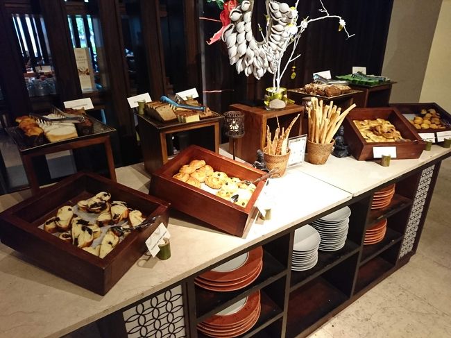 「Fairmont Sanur Beach Bali」<br /><br />マフィンや甘いパン。